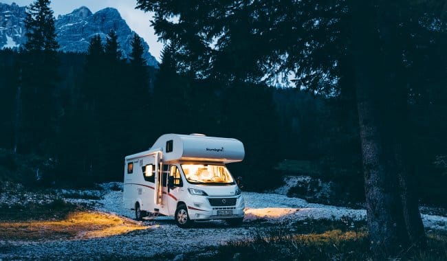 2021_sl_a70_fam-lux_lifestyle_outside